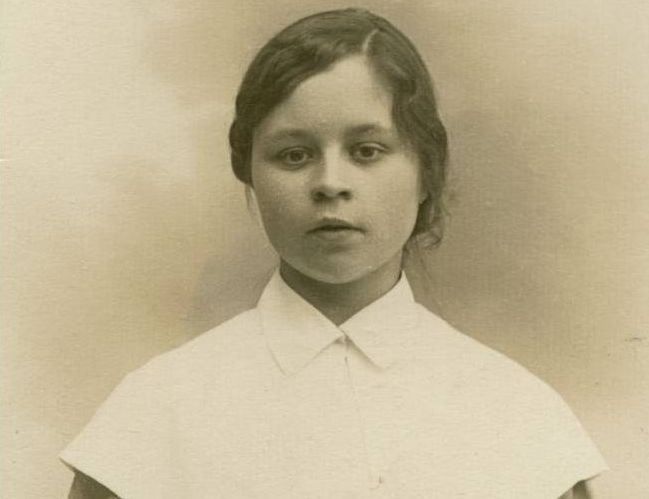 Воспитанница 4-го класса Вологодской Мариинской женской гимназии Ксения Лебедева. Фото. Нач. ХХ в.